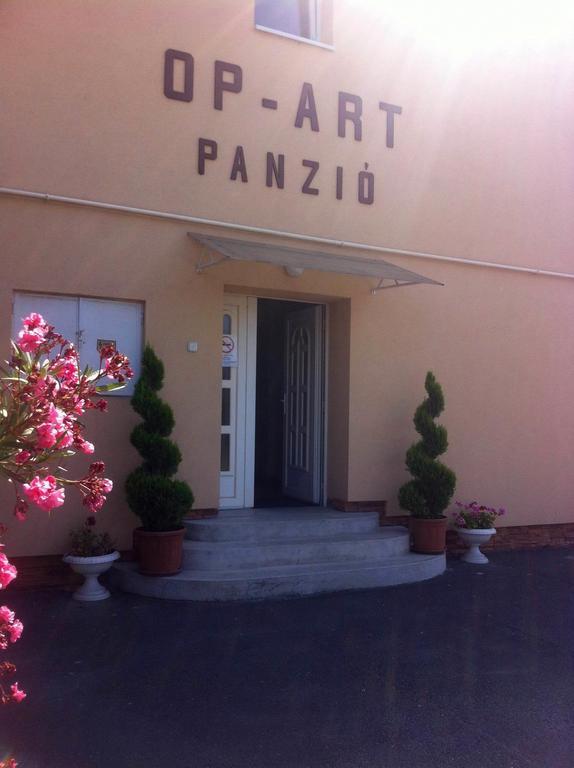 Op-Art Etterem Es Panzio Hotel Monor Eksteriør billede
