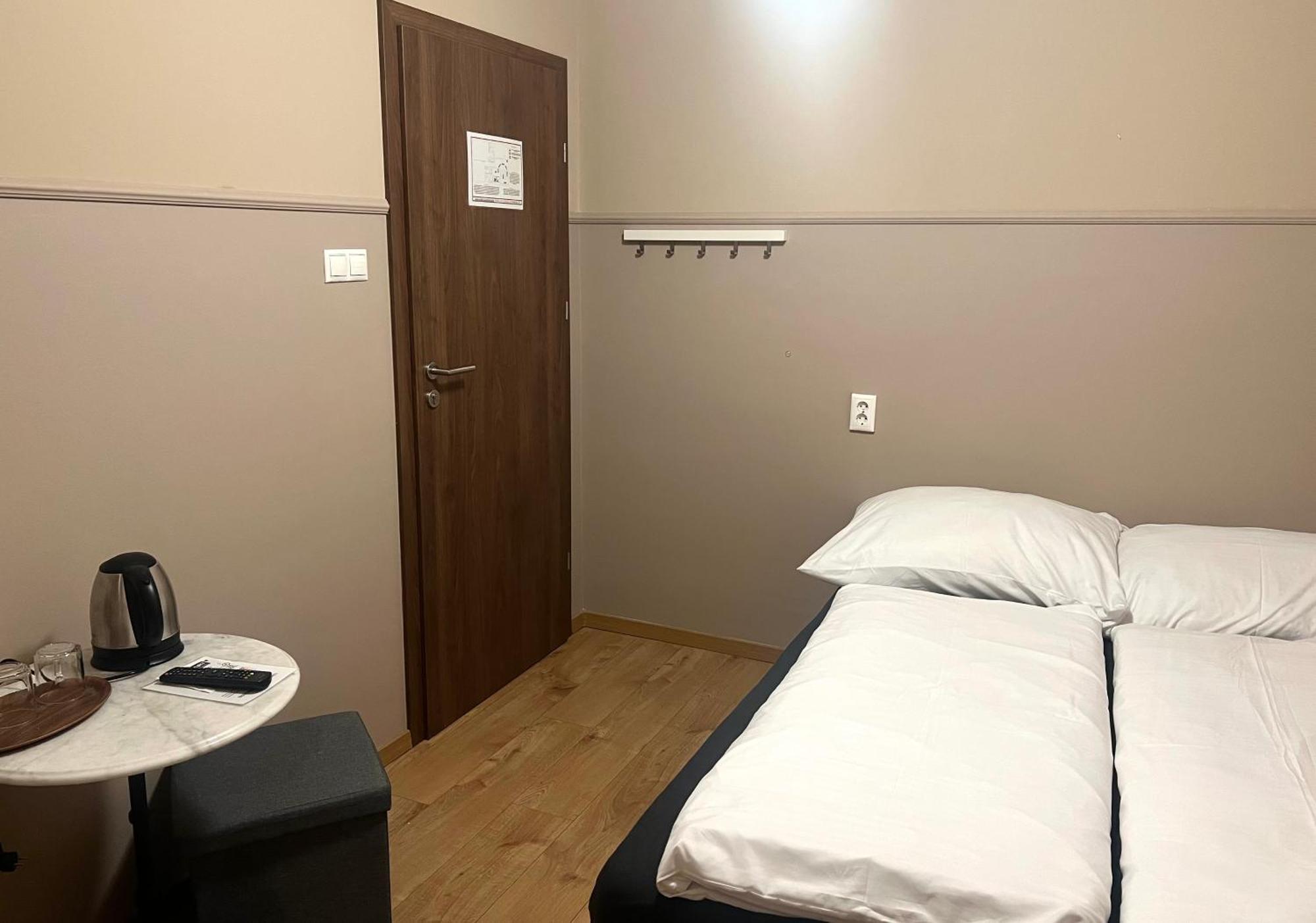 Op-Art Etterem Es Panzio Hotel Monor Eksteriør billede