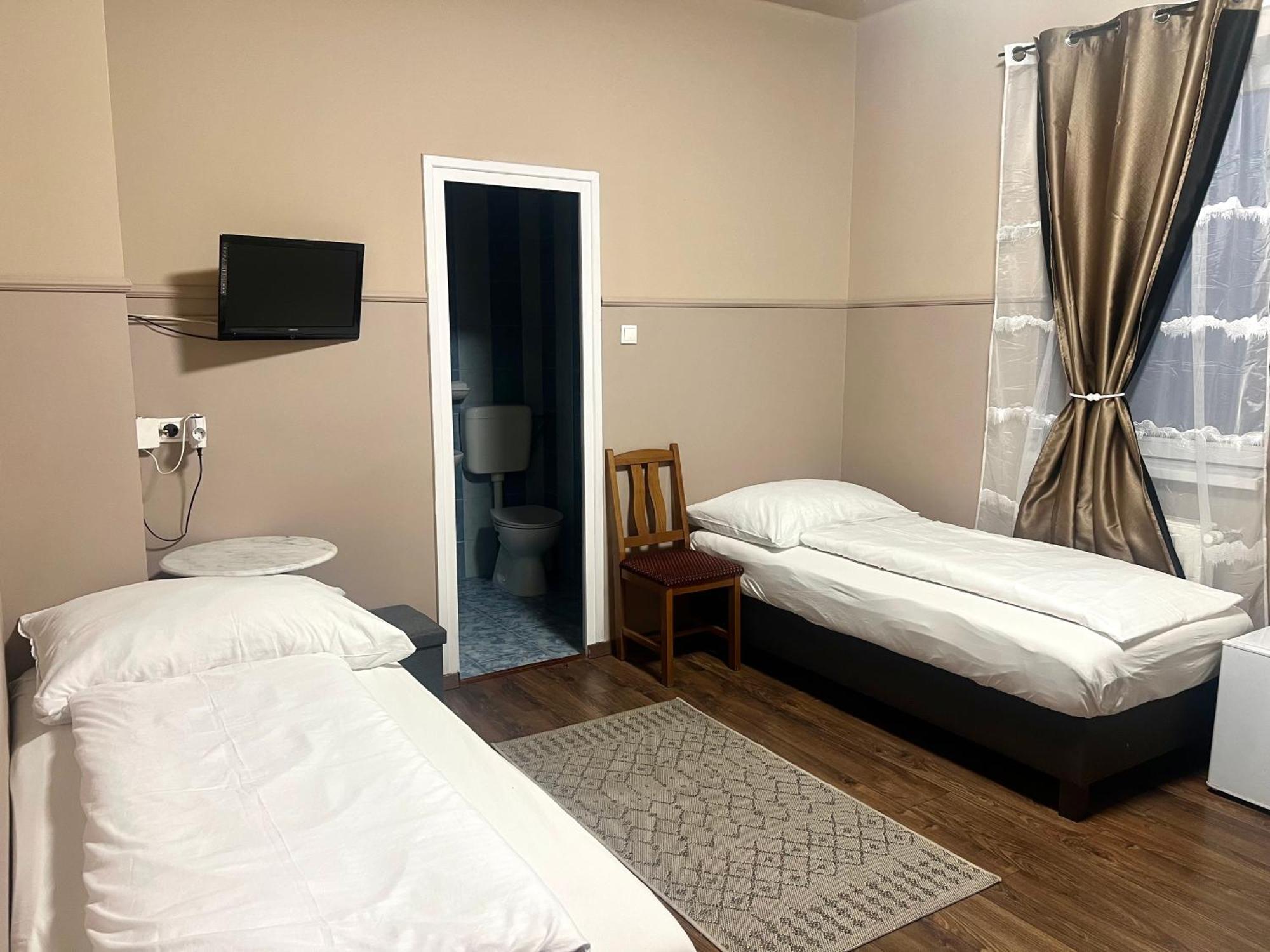 Op-Art Etterem Es Panzio Hotel Monor Eksteriør billede