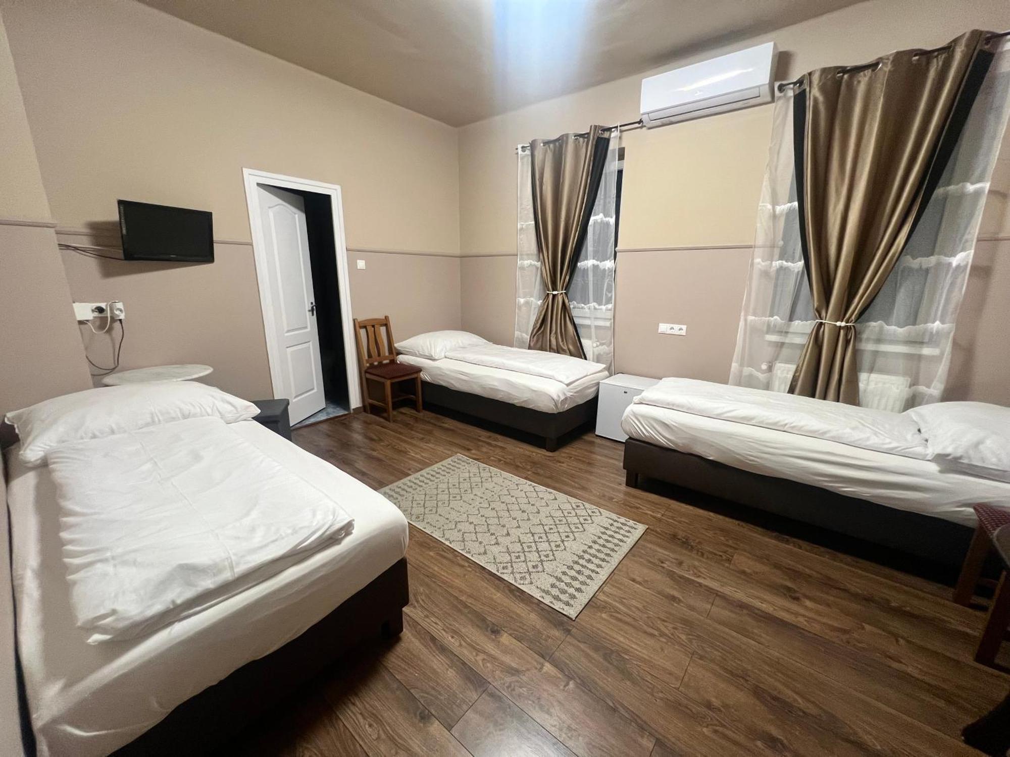 Op-Art Etterem Es Panzio Hotel Monor Eksteriør billede