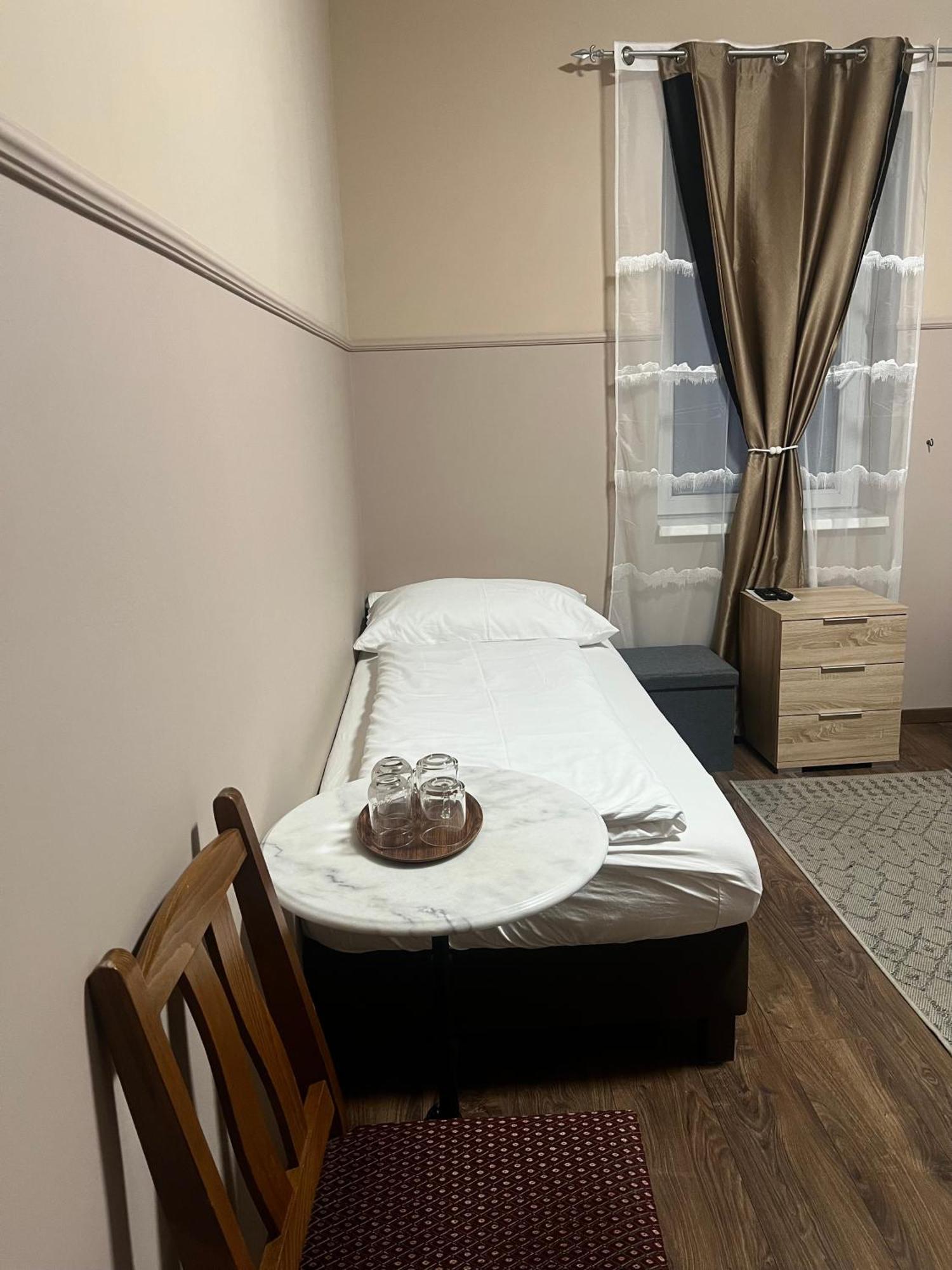 Op-Art Etterem Es Panzio Hotel Monor Eksteriør billede